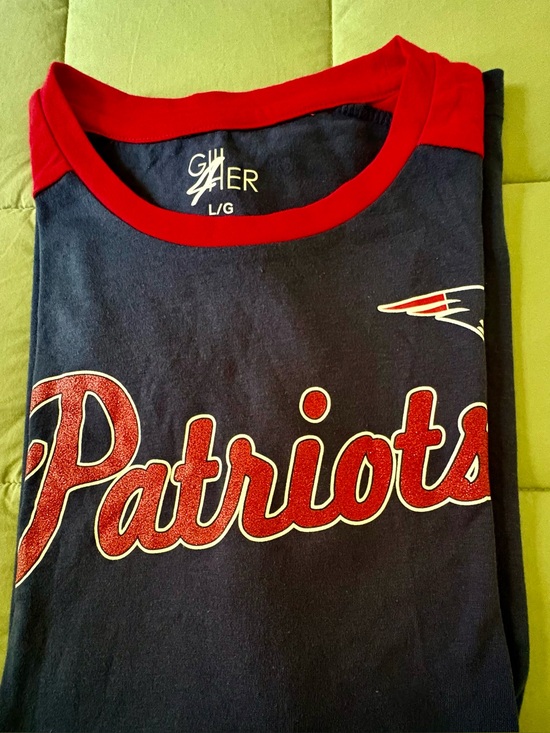 New England Patriots Tops - Patriots Navy & Red Woman’s Graphic Tee
Size Large, PTP 21